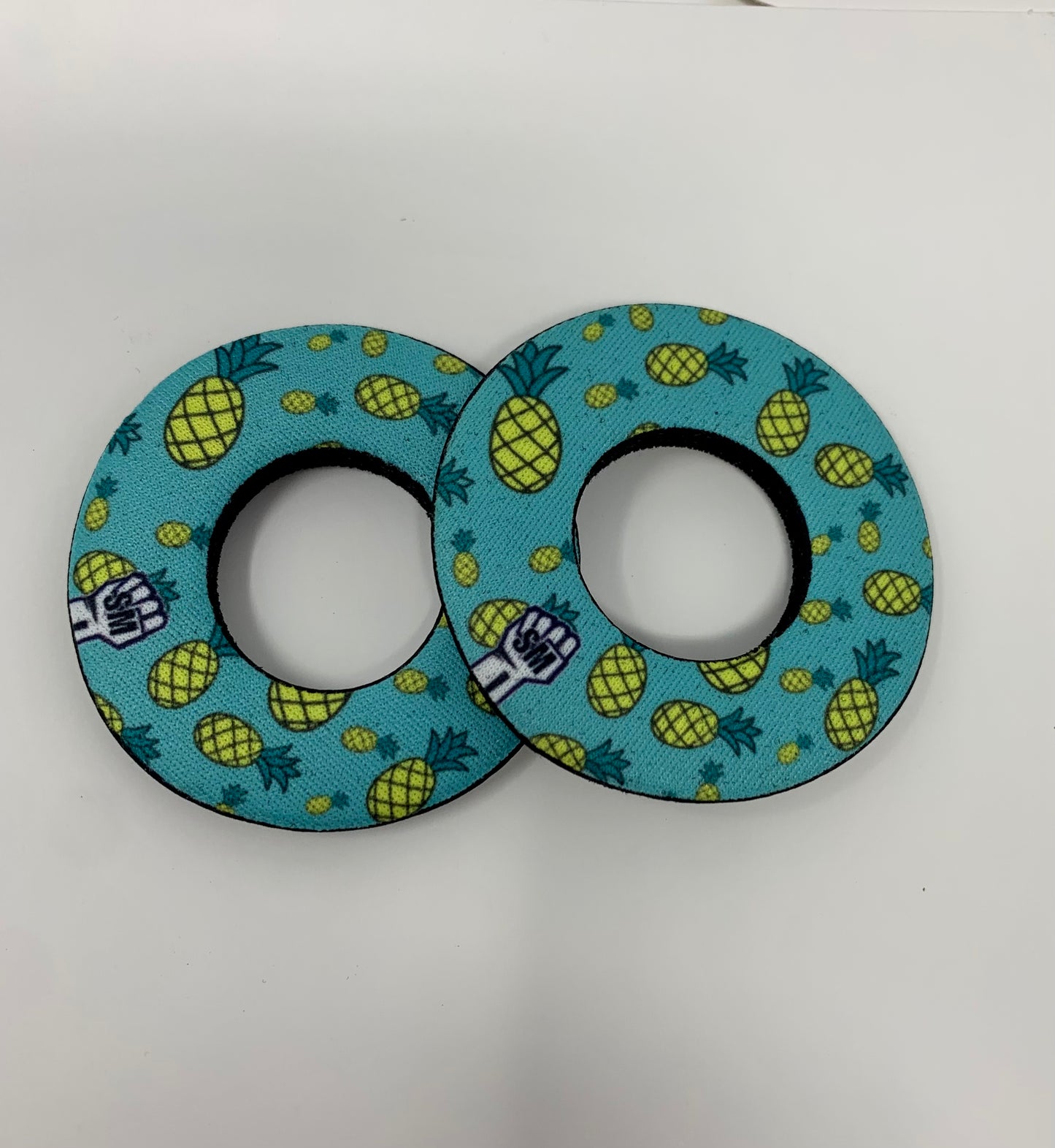 Pineapple grip donut